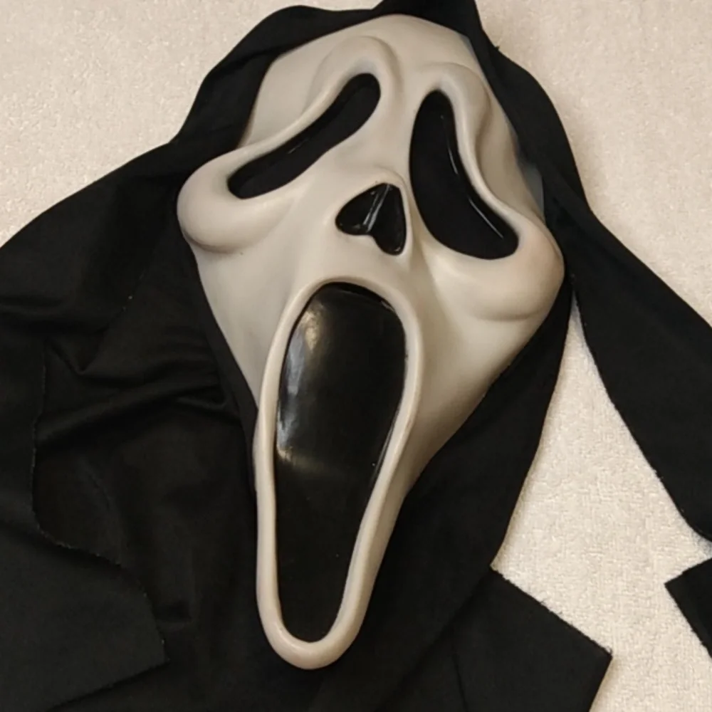 Easter Unlimited Inc.‎ Scream 90s Mask with SMALL FLAW